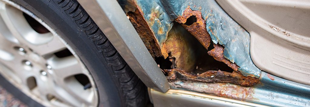 Voiture sans protection anti-rouille avant l'hiver